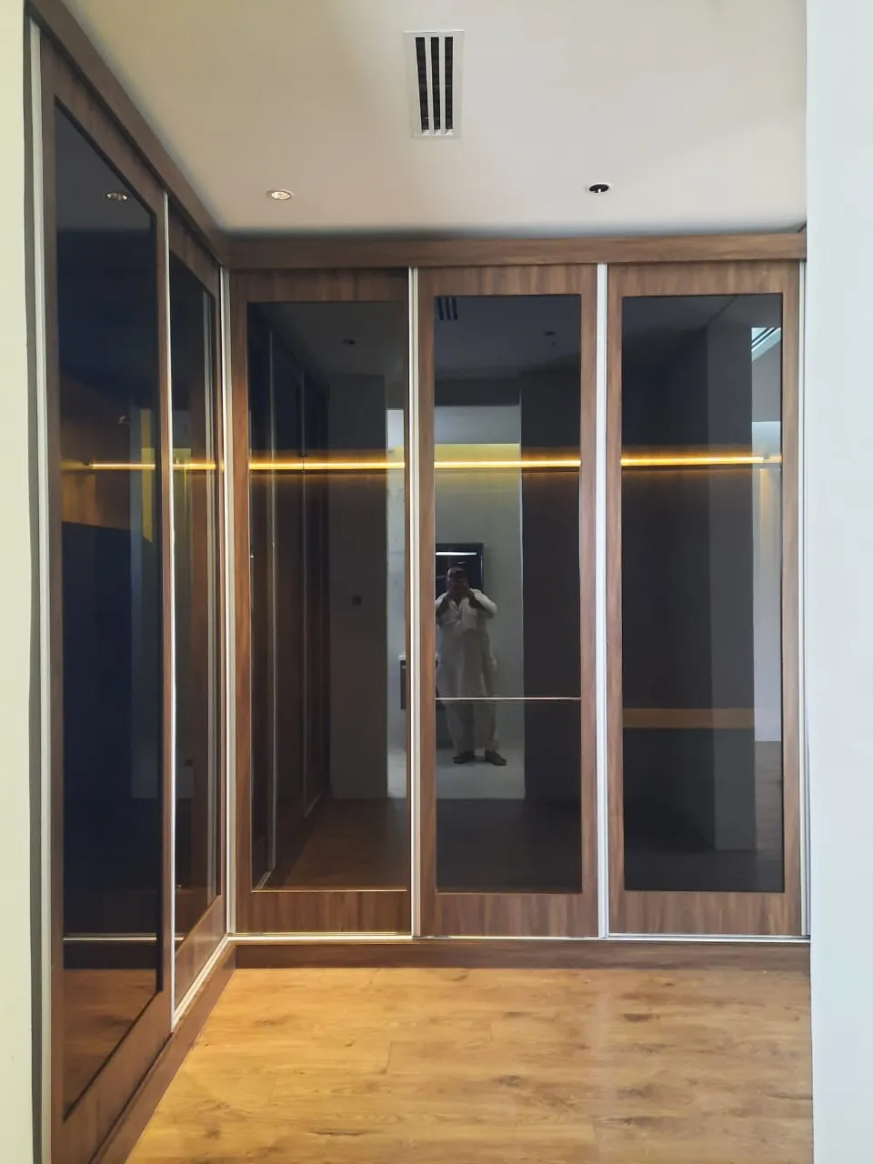 أفضل معلم ديكورات دواليب وجدران بحي العارض:تصاميم مودرن 2026