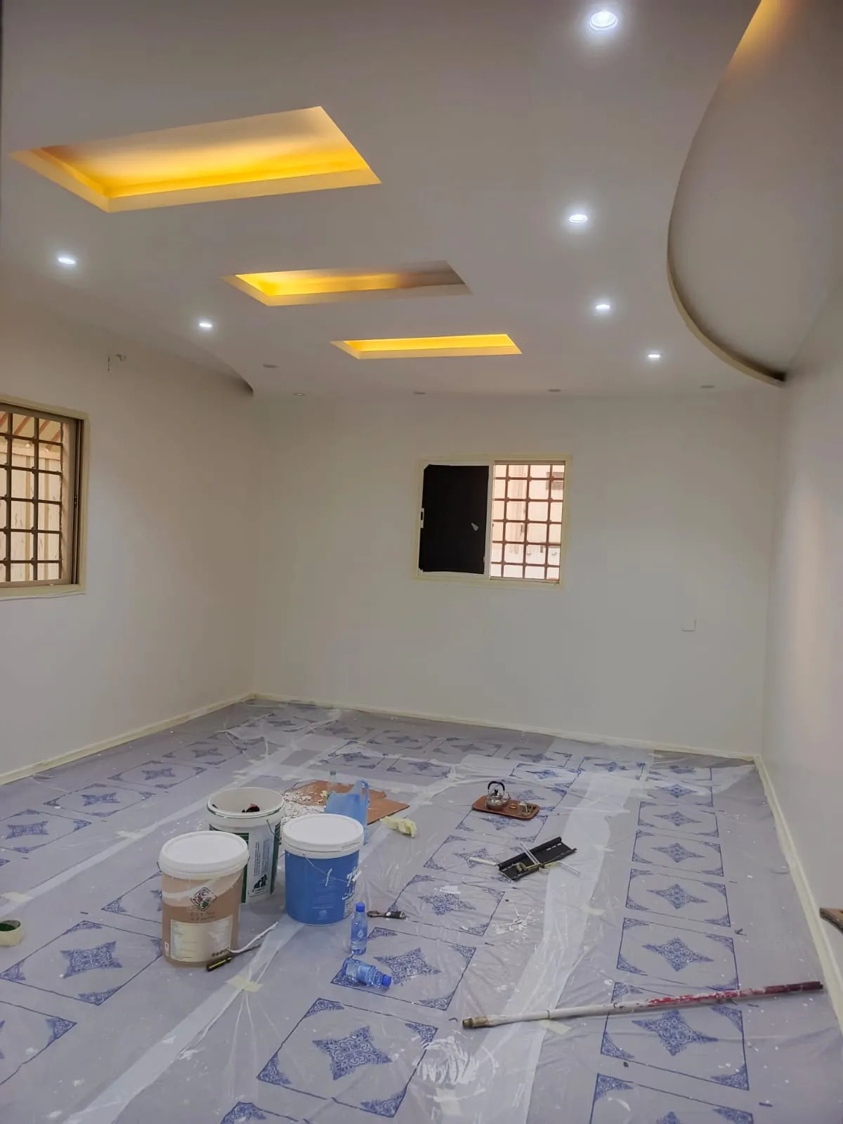 مقاول لخدمات المقاولات العامة ورق الجدران الفاخر بالرياض 