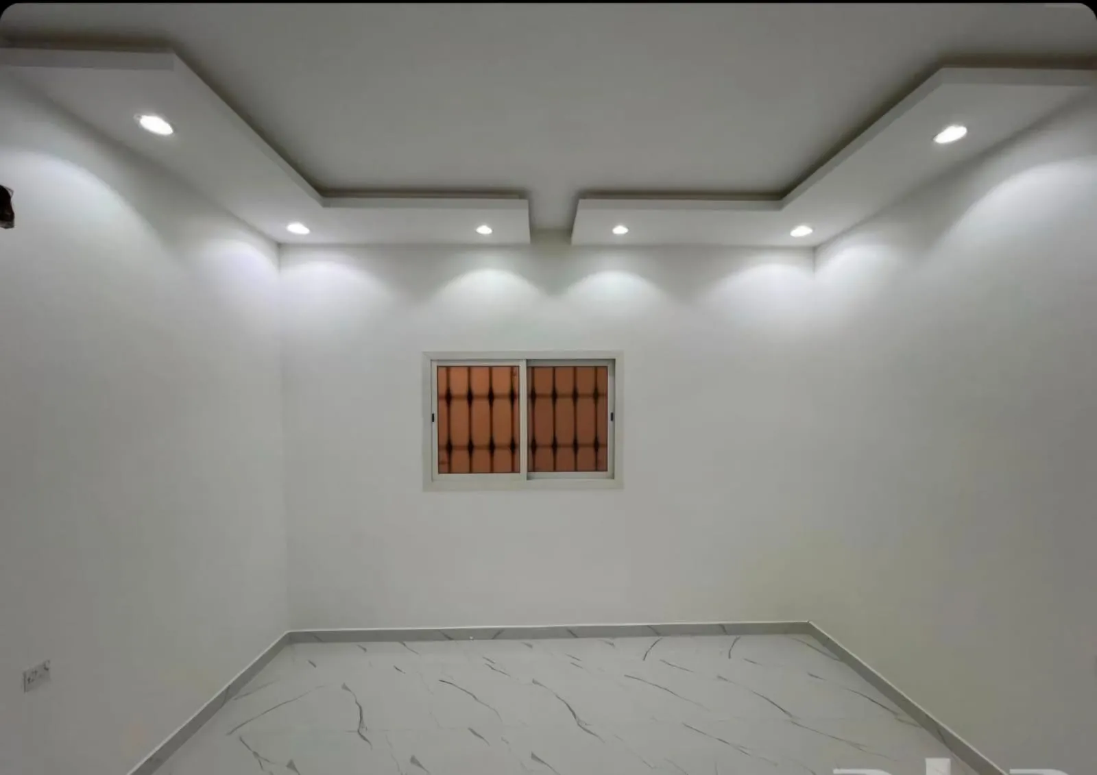 مقاول لخدمات المقاولات العامة ورق الجدران الفاخر بالرياض 