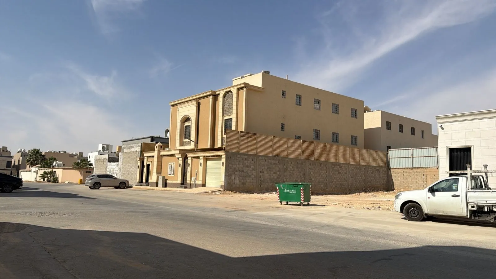 مقاول  ديكورات الجدران متخصص بالمباني والفلل حي النخيل