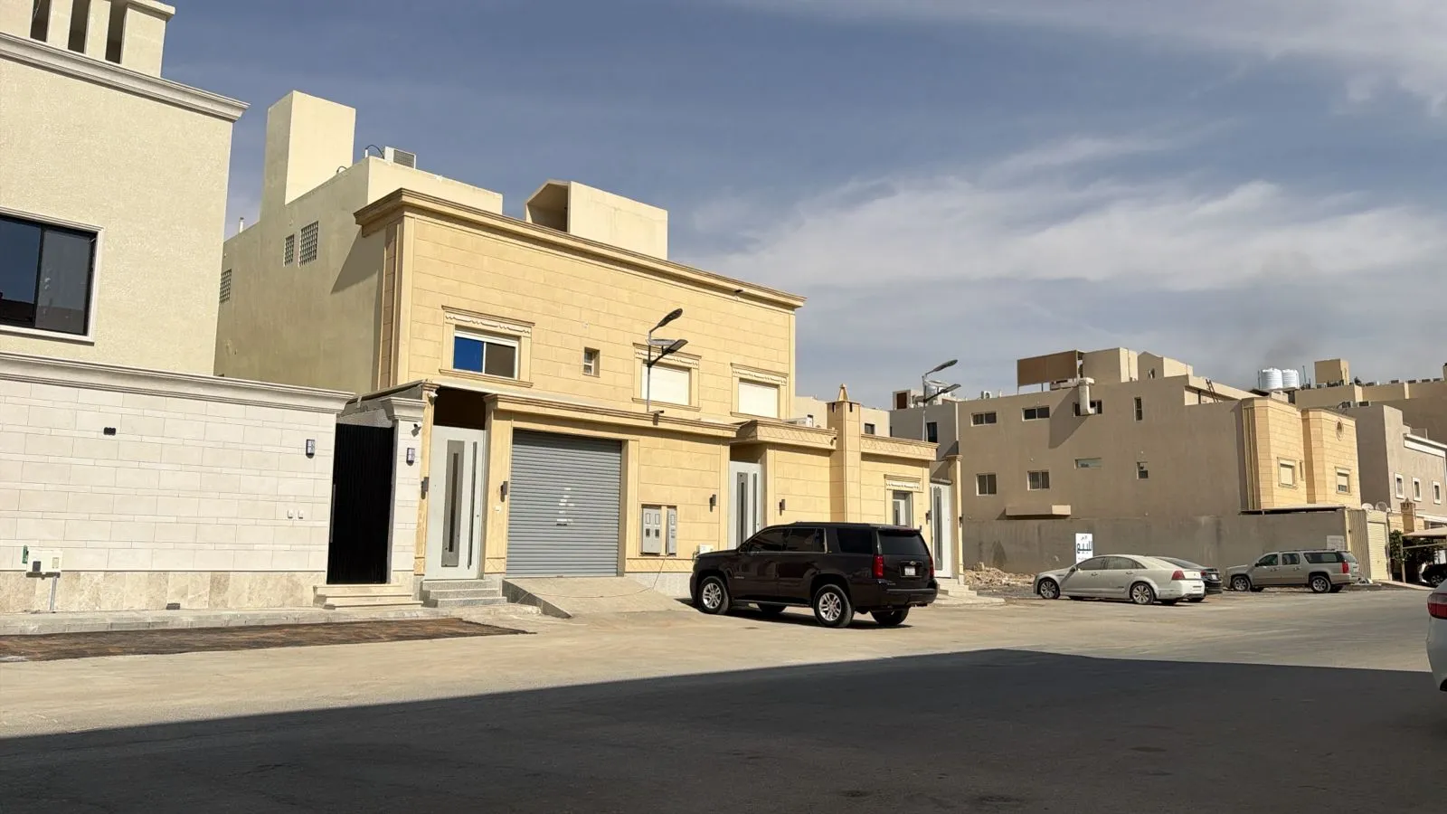 مقاول  ديكورات الجدران متخصص بالمباني والفلل حي النخيل