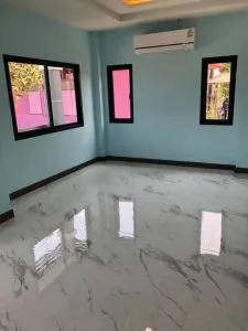 معلم بتنفيذ ديكورات ورق الجدران والدهانات اعمال متكاملة