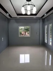 معلم بتنفيذ ديكورات ورق الجدران والدهانات اعمال متكاملة