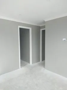 معلم بتنفيذ ديكورات ورق الجدران والدهانات اعمال متكاملة