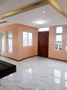 معلم بتنفيذ ديكورات ورق الجدران والدهانات اعمال متكاملة