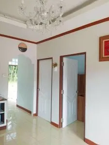 معلم بتنفيذ ديكورات ورق الجدران والدهانات اعمال متكاملة