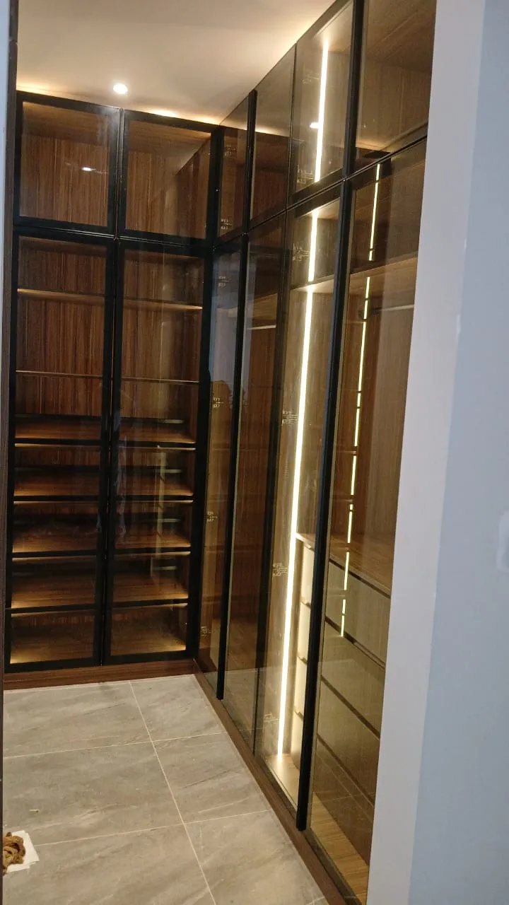 أفضل معلم ديكورات دواليب وجدران بحي العارض:تصاميم مودرن 2026