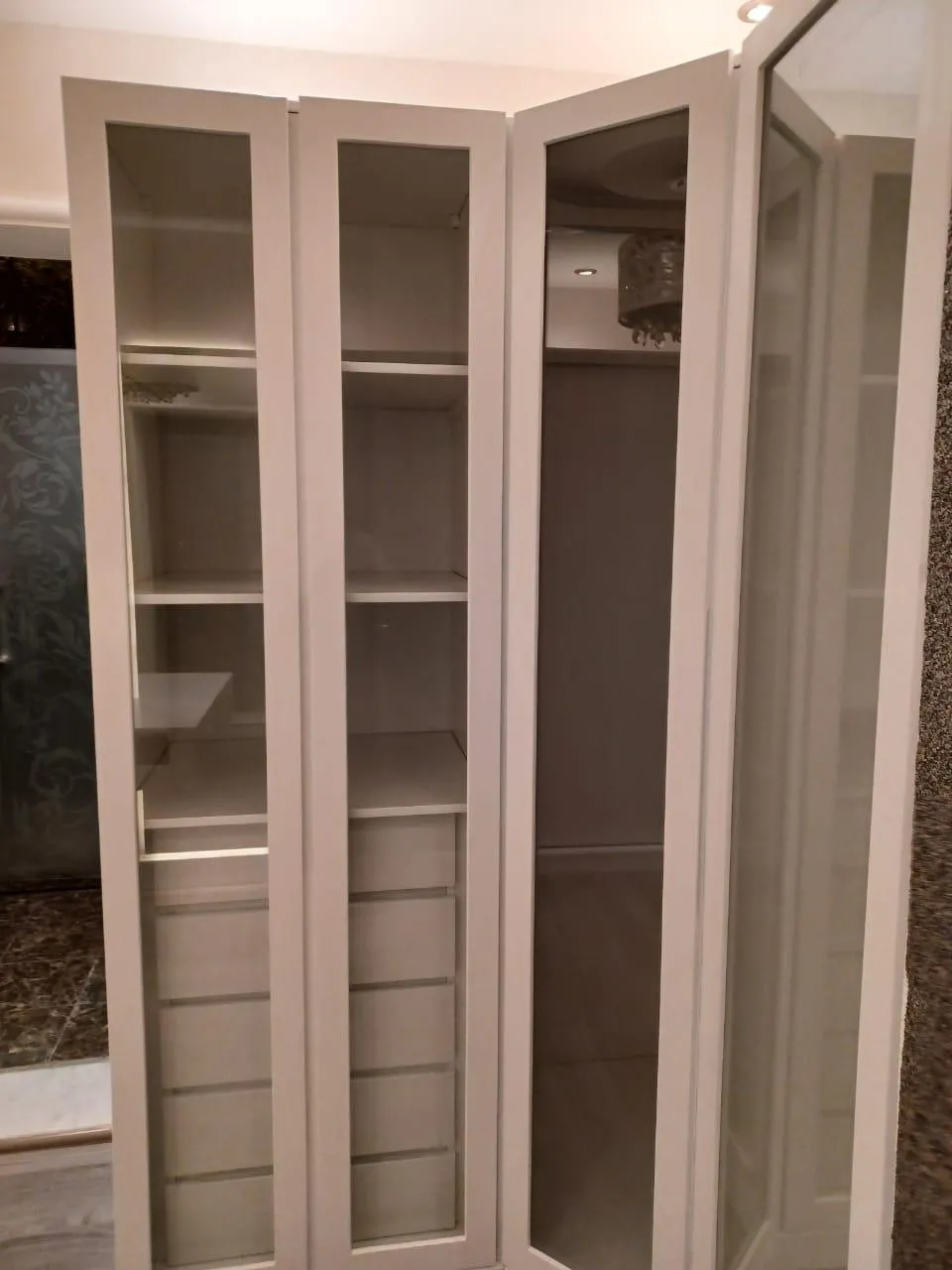 أفضل معلم ديكورات دواليب وجدران بحي العارض:تصاميم مودرن 2026