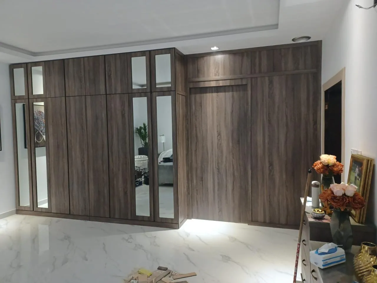 أفضل معلم ديكورات دواليب وجدران بحي العارض:تصاميم مودرن 2026