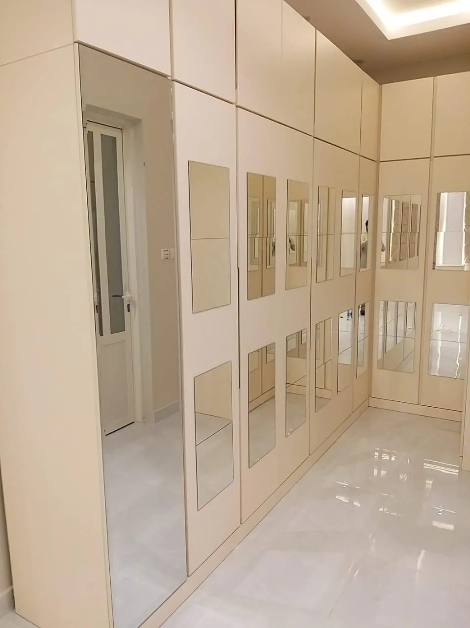 أفضل معلم ديكورات دواليب وجدران بحي العارض:تصاميم مودرن 2026