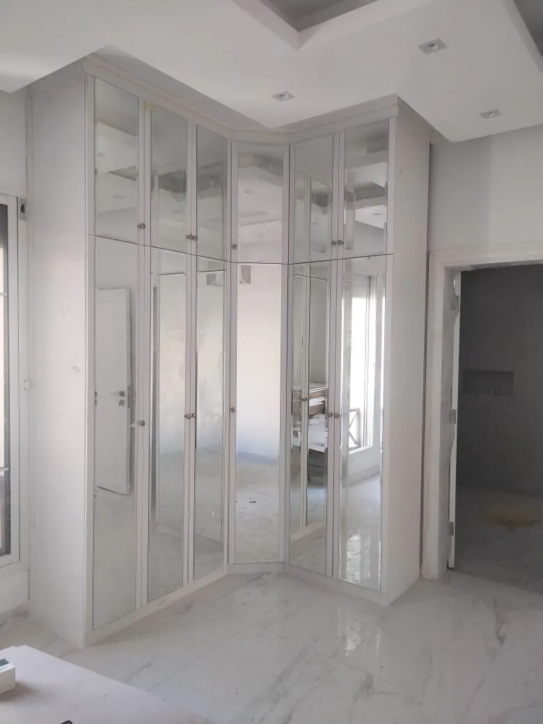 أفضل معلم ديكورات دواليب وجدران بحي العارض:تصاميم مودرن 2026