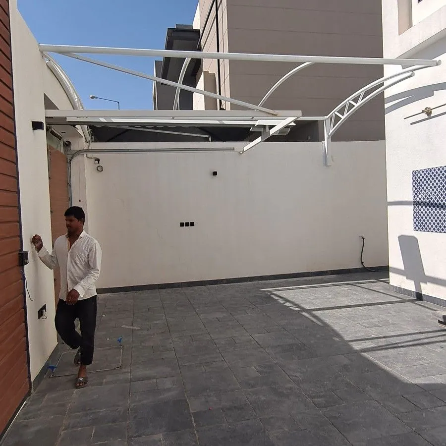 اصلاح مظلات كراج مقوسة بتثبيت آمن في حي النرجس والياسمين بشمال الرياض 