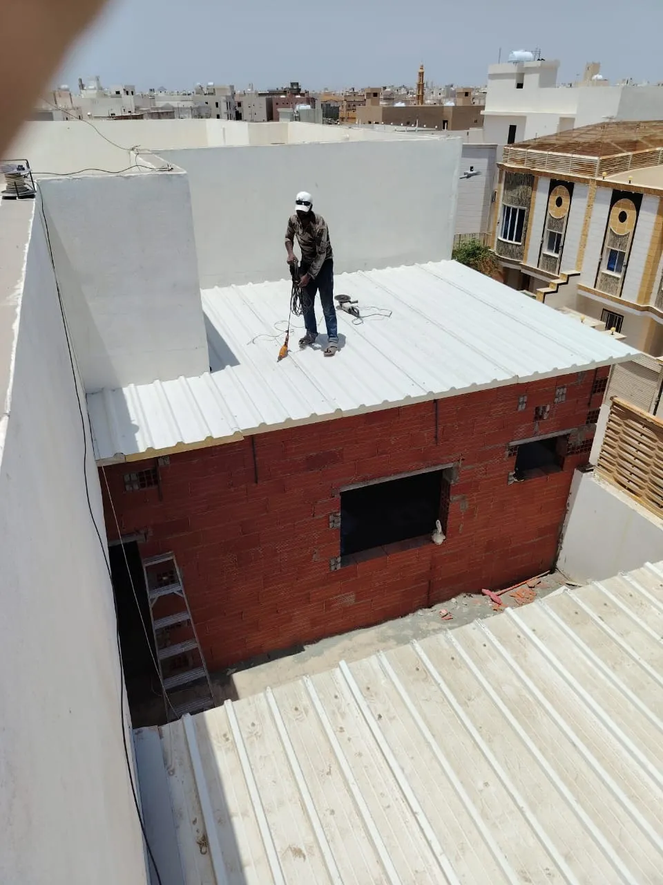 ملاحق ساندوتش بانل بحي العارض ليل الشامل للتكلفة، المميزات