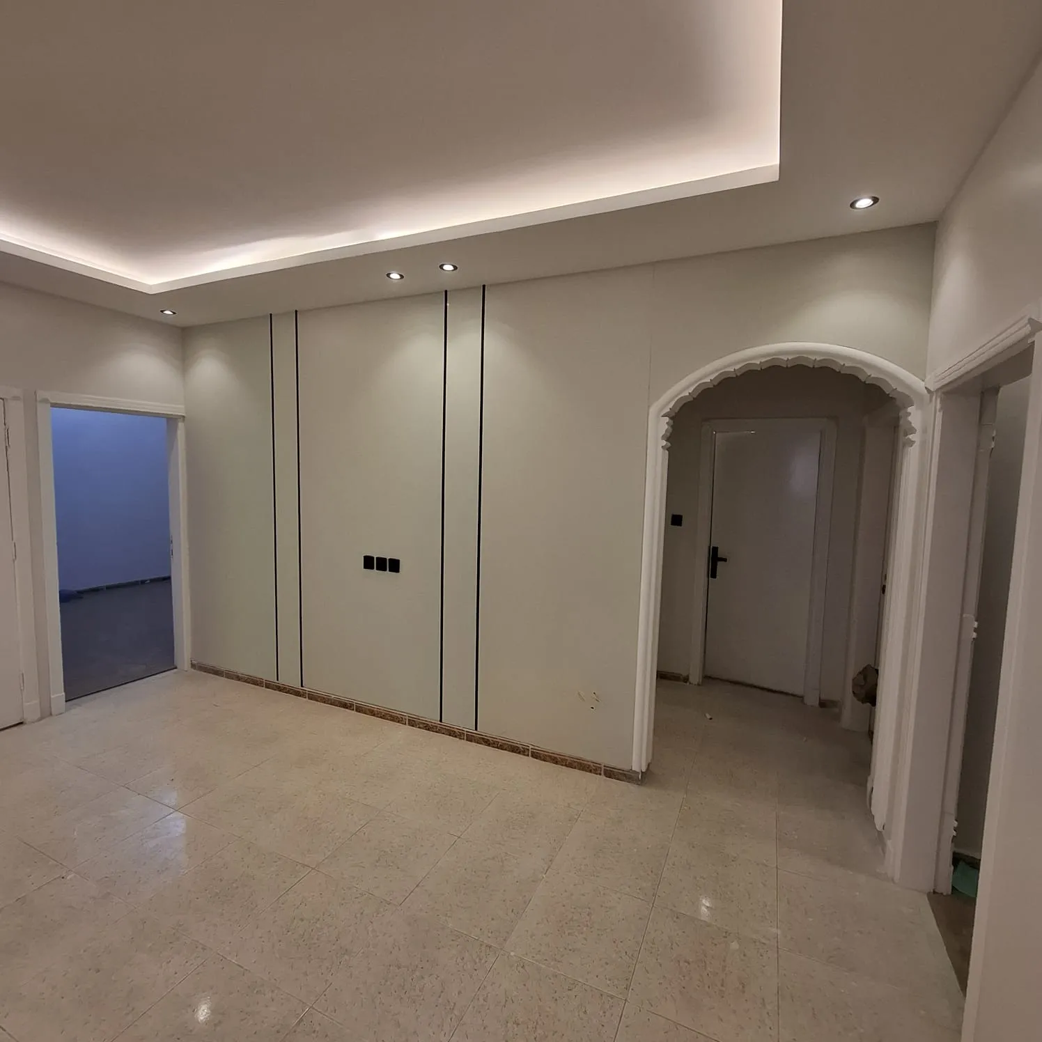 معلم ورق جدران في الرياض